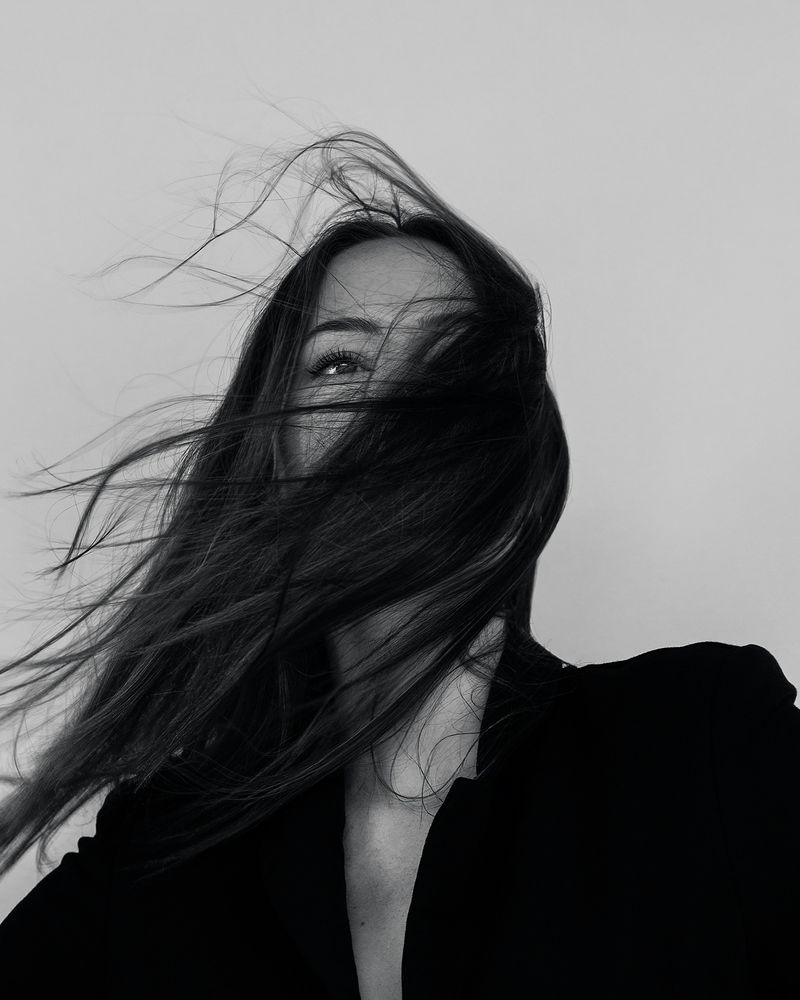 Portrait en noir et blanc d’une femme aux longs cheveux en mouvement